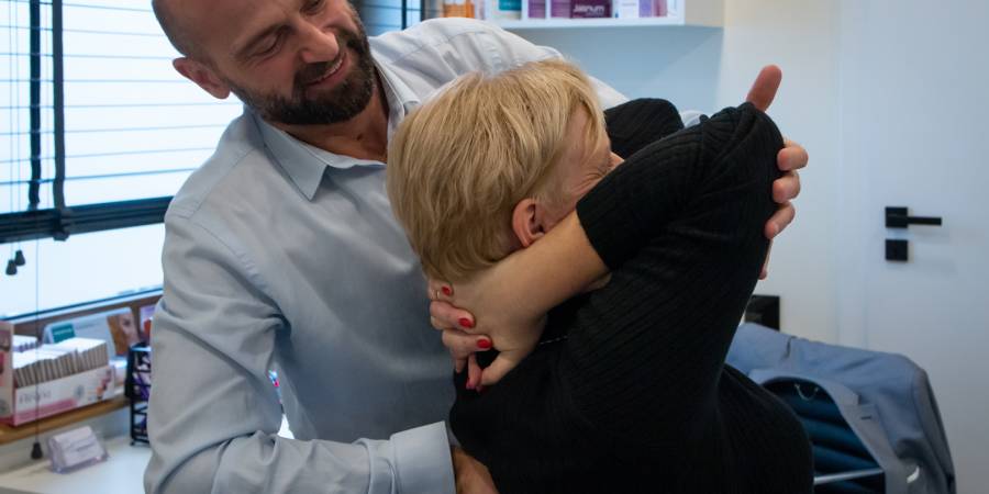 Czy objawy występujące lokalnie, w części ciała odległej od kręgosłupa, mogą wynikać z kręgosłupa?